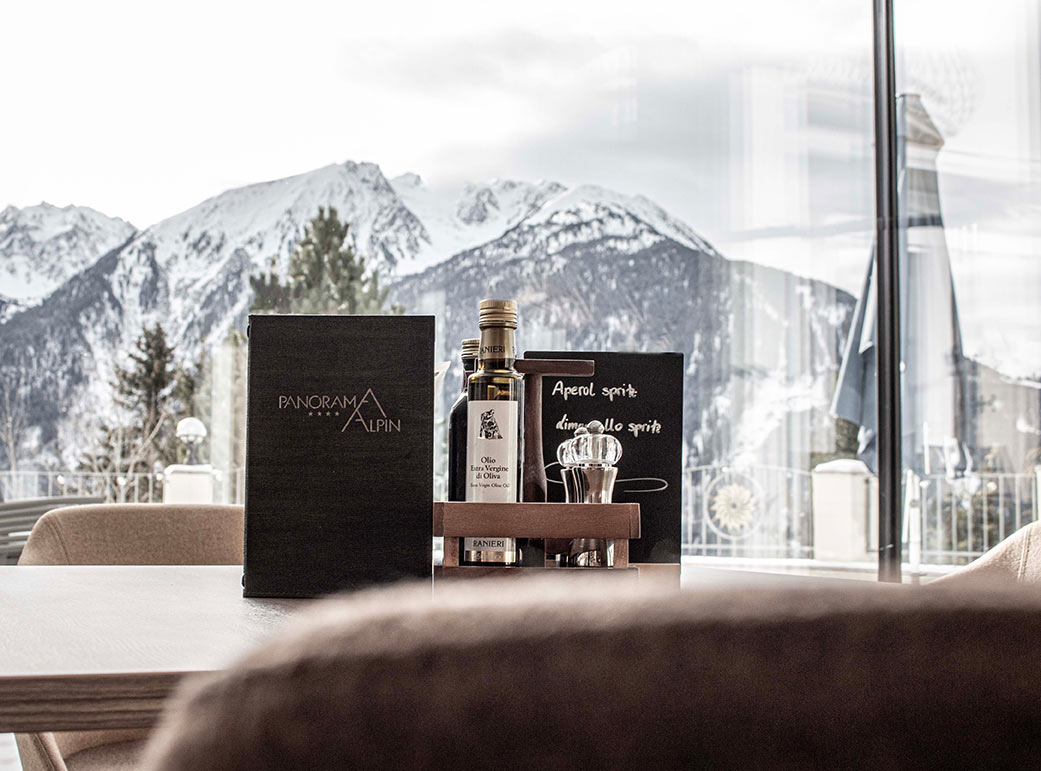 Pizzeria Speisekarte und Bergblick