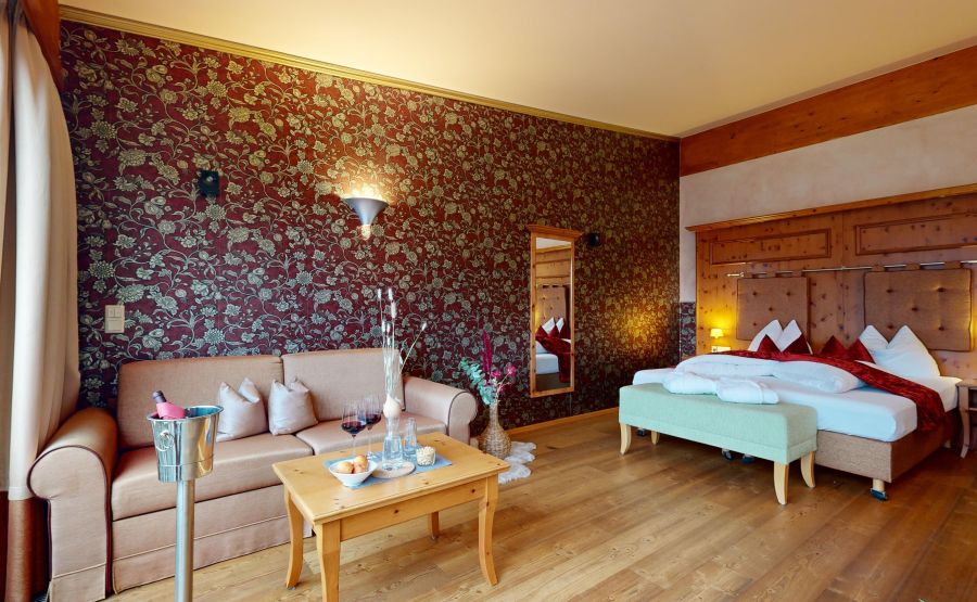 Romantisk suite: Bord og champagnespand foran sofaen