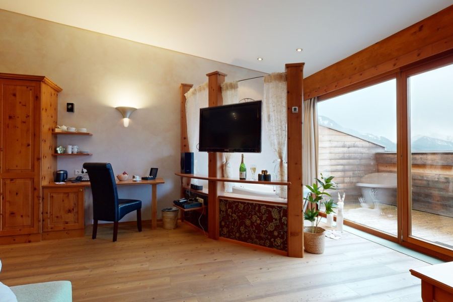 Desk with TV, Junior Suite Apartment