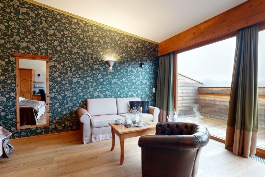 Seating area with sofa, Junior Suite Apartment