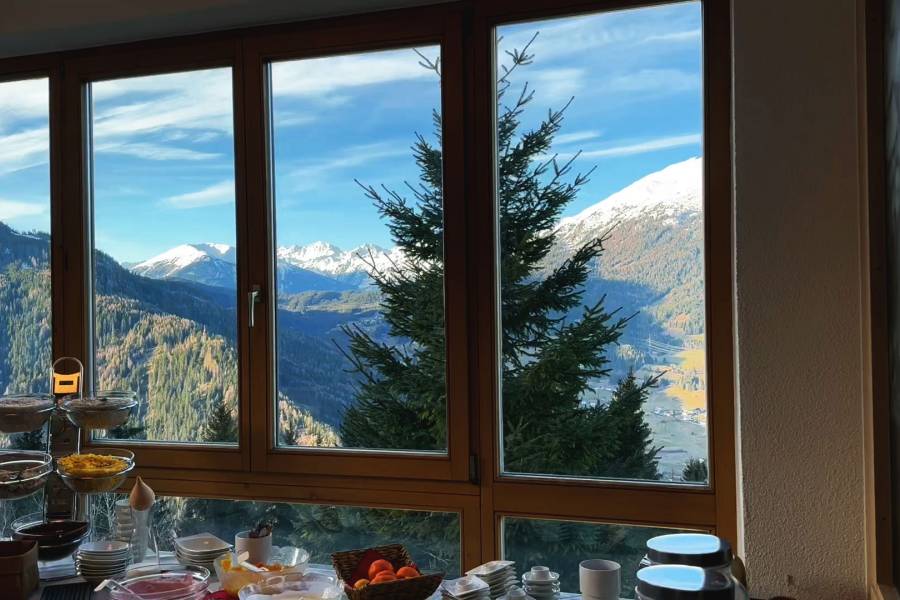 Frühstücksbuffet mit Bergblick